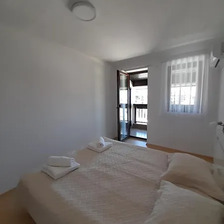 Lux 4403 Near The Lift *