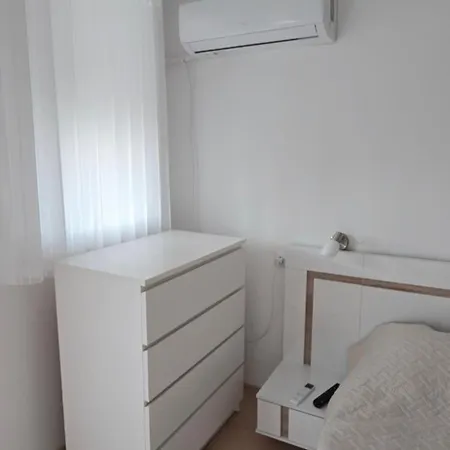 Lux 4403 Near The Lift