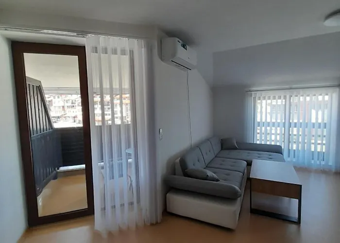 Lux 4403 Near The Lift *