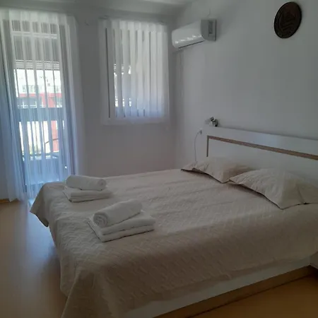 Lux 4403 Near The Lift