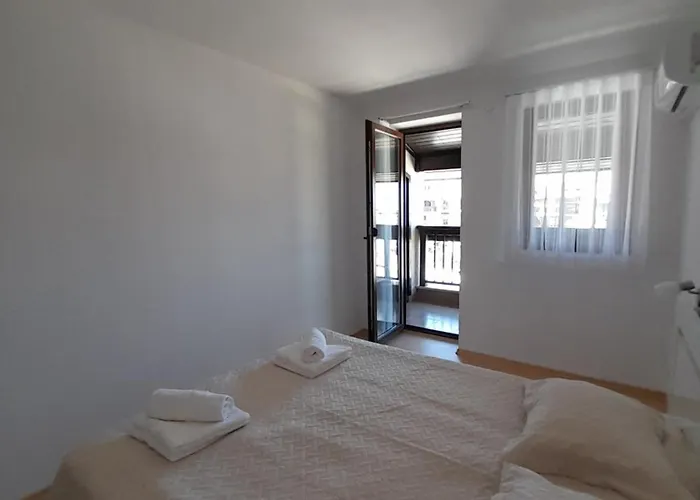 Lux 4403 Near The Lift *