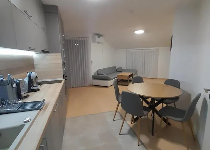 Lux 4403 Near The Lift